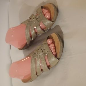 Women's Bare Traps tan leather slip on sandal shoes sz 10